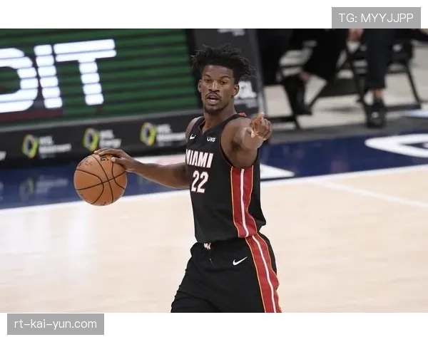 更衣室特写：老将向年轻球员展示如何阅读防守，寻找肋部空当