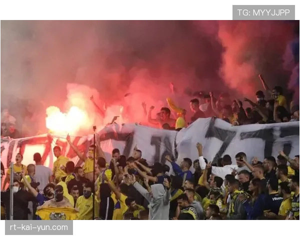 现场：米兰德比因球迷投掷烟雾弹中断20分钟